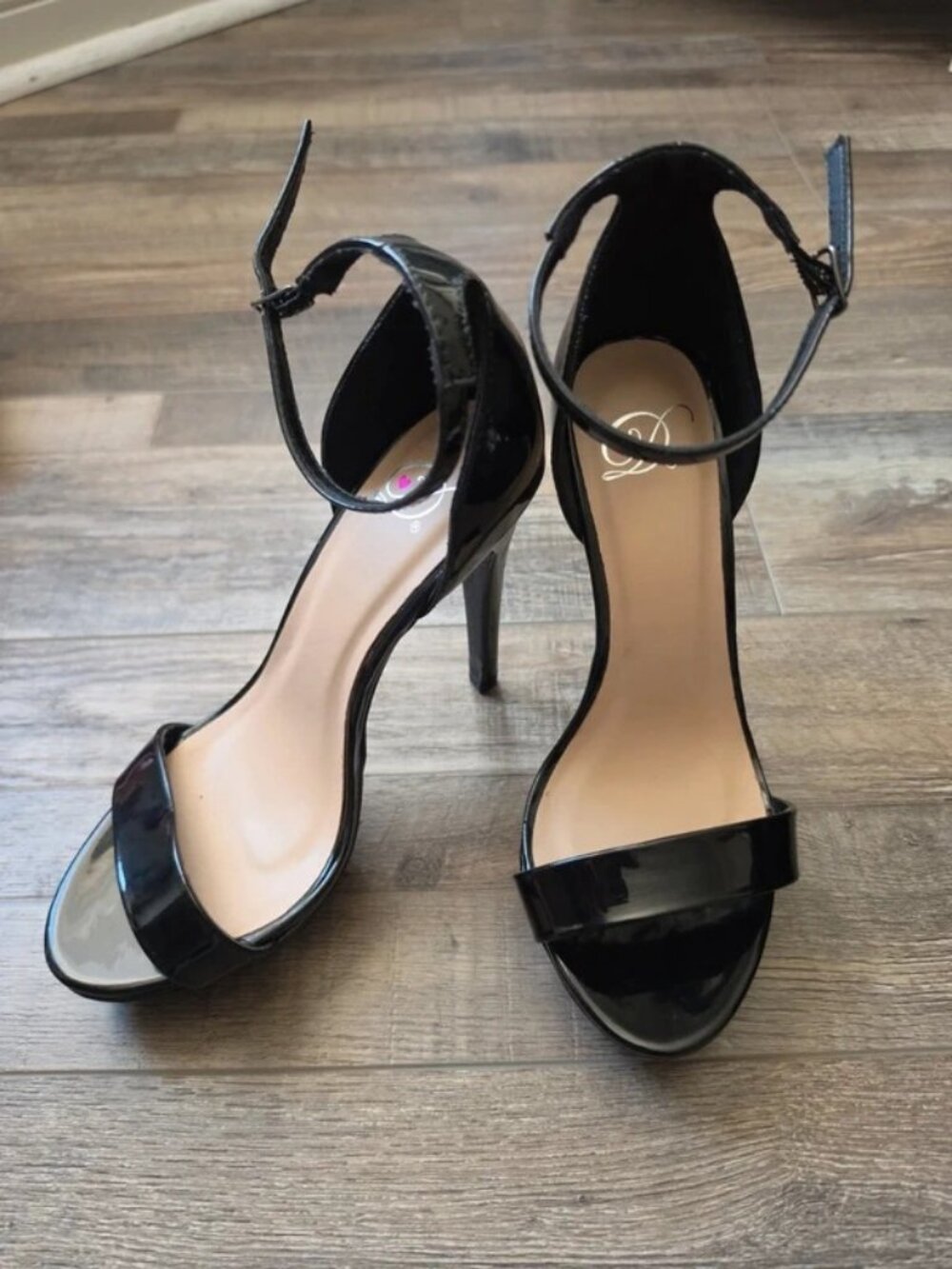 Black heels size 7 never worn classic going out work